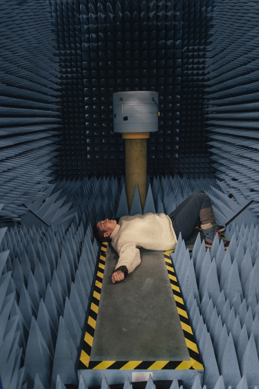 Anne Goldenberg in der Antennenmesskammer